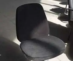 Silla negra con ruedas - 2