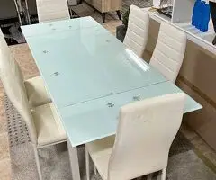 mesa avatar de cristal templado y seis sillas en polipeiel